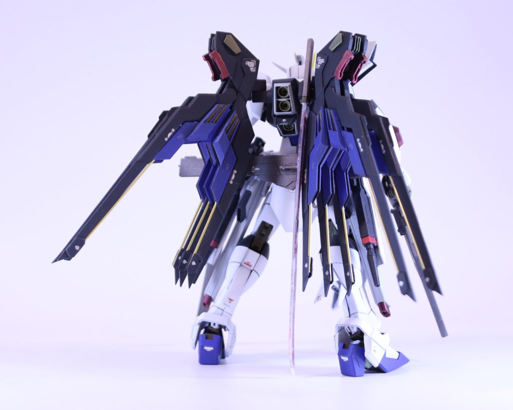 バックパックはフルスクラッチです。3DプリンターもCADも使えないので手作業です。なるべく精度上げるために複製できるパーツは「 おゆまる」といつものレジン使って複製してます。デザイン自体は歴代フリーダムを参考にしてます。収納時はライフリのシルエット意識してます。