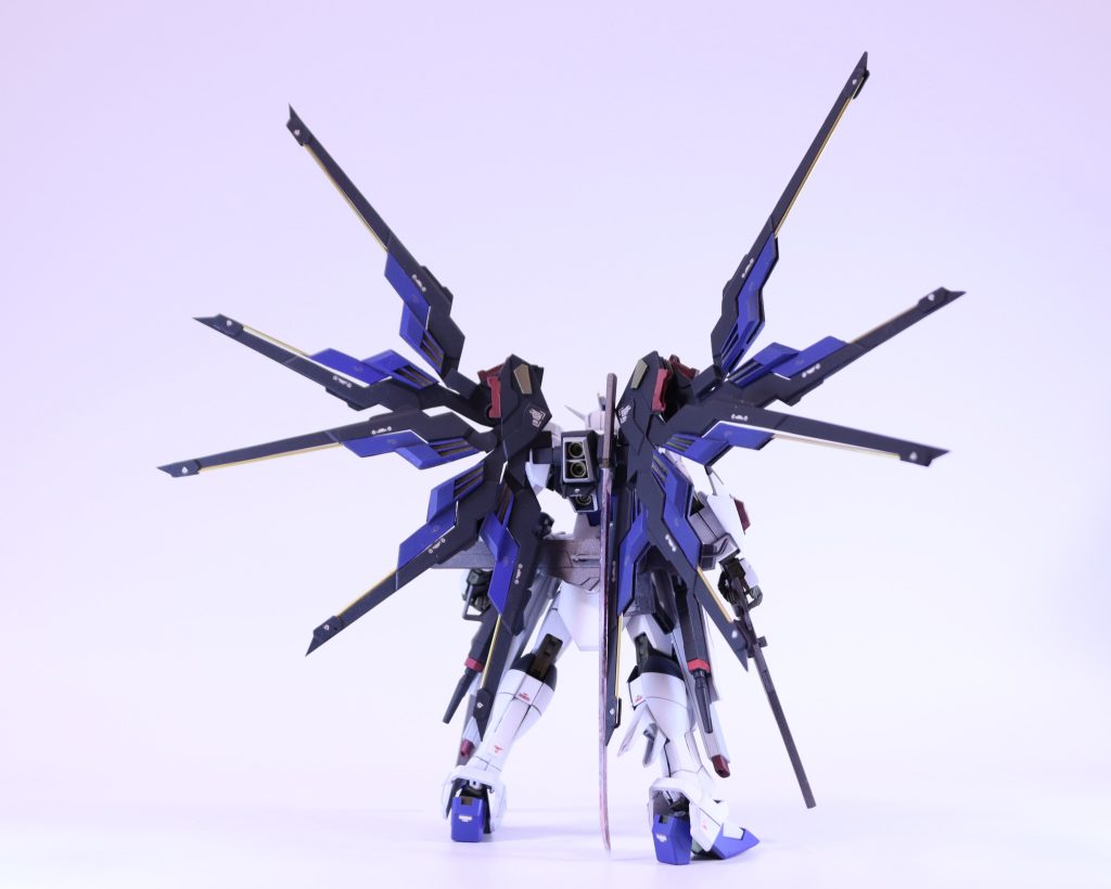 展開時のシルエットは初代フリーダムリスペクトの片側5枚羽に増設してます。軸の作りも初代と同じにして開いた時に大きく見えるようにズラしてます。そしてデッドウェイトになりがちなドラグーンは極限まで小型軽量化させました💪