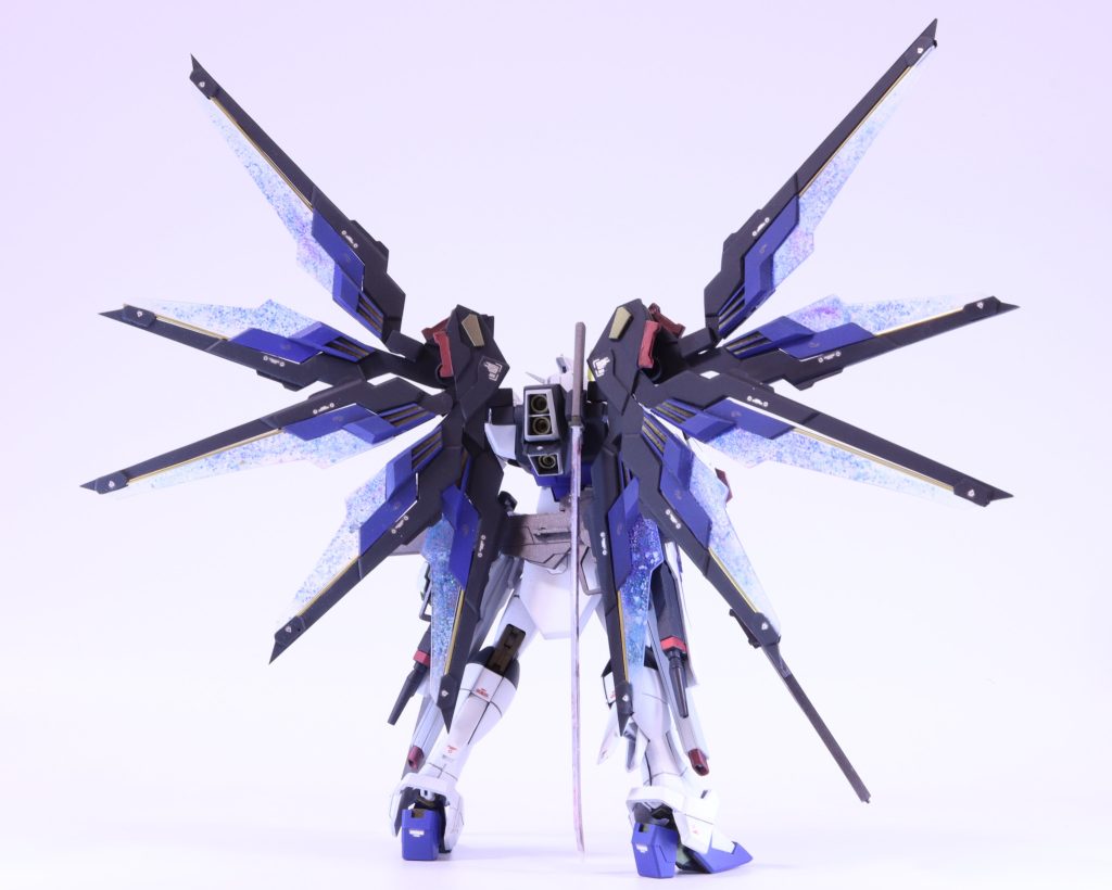 光の翼、ヴォワチュール・リュミエール展開です。光をアルバートさんなら実体化させてくれると思うのでドラグーンから展開させる方式に変更してます。ここが1番きれいに見せたいポイントでブルーフレームぶりに青レジン使いました。とことんきれいに見せるためにヤスリで10000番まで磨いてます(笑)