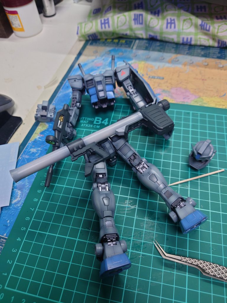 デカール貼り。