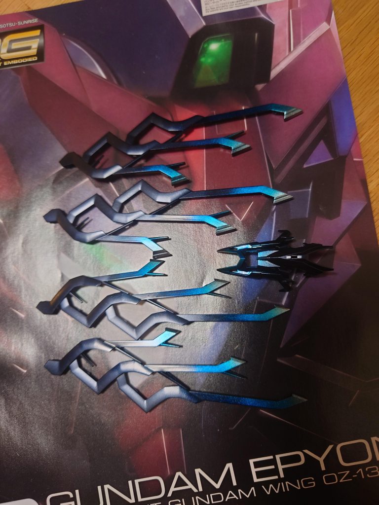 紺色単色塗りだと物足りない気がして1部グラデーションをかけてます