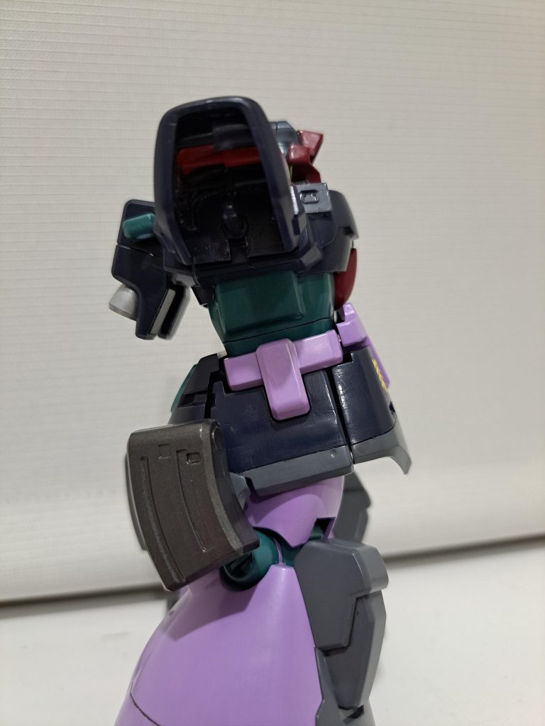 また、胴体の中の空洞にボールジョイントを忍ばせて腰が稼働できるようにしました。少ししか動きませんが動かないよりかはいいなと思います。