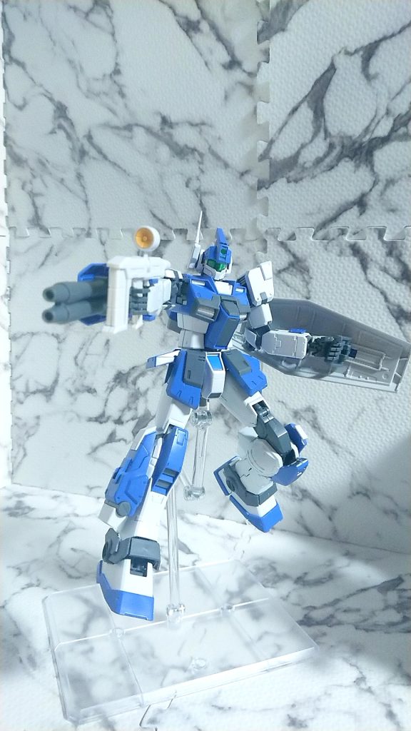 白の成形色は薄っすらグレーがかっていて気に入らなかったので、ジムスナイパー2WDの様に真っ白にしたくMSホワイトで塗装しました。