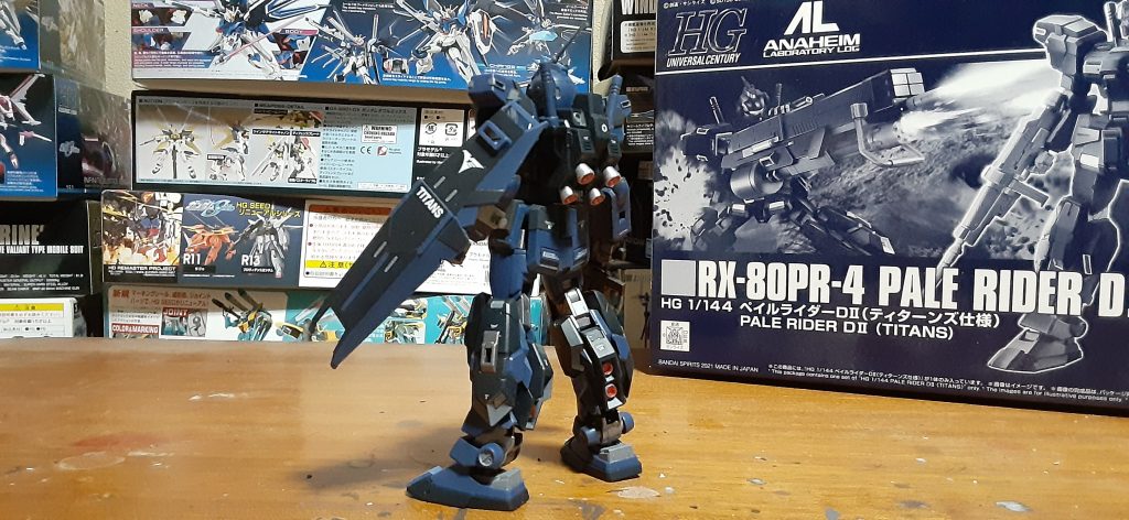 バックパックのバーニアだけ外側ガンクロームで内側をメタリックレッドで塗ってみました。今回の塗装のお気に入り部分。(他のバーニアも内側はメタリックレッドです)関節は以前のフリーダムで試して良かったガンメタとガンクロームを混ぜた色にしました。ただのガンメタより金属感出て良い‼️