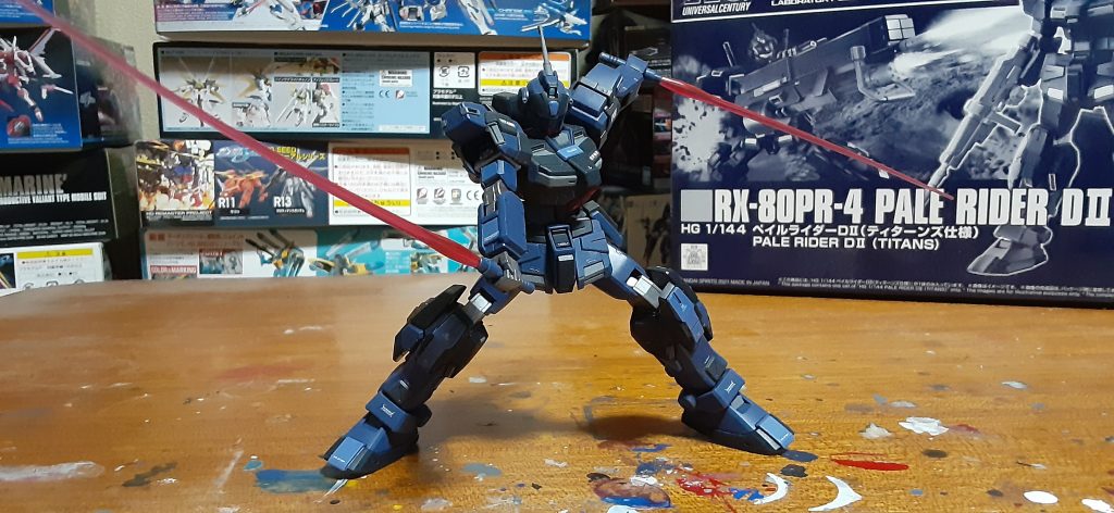 HADESはオミットされてる設定だから暴走はしないけど、やっぱり二刀流でサーベル振り回すの似合う。設定カラーだと肩や脚のスラスター類は白ですが、追加の塗り分け色を明るい色にしたのでバランス考えてグレーにしてみました。肩装甲の一部は逆に胴体色と同じにしました。