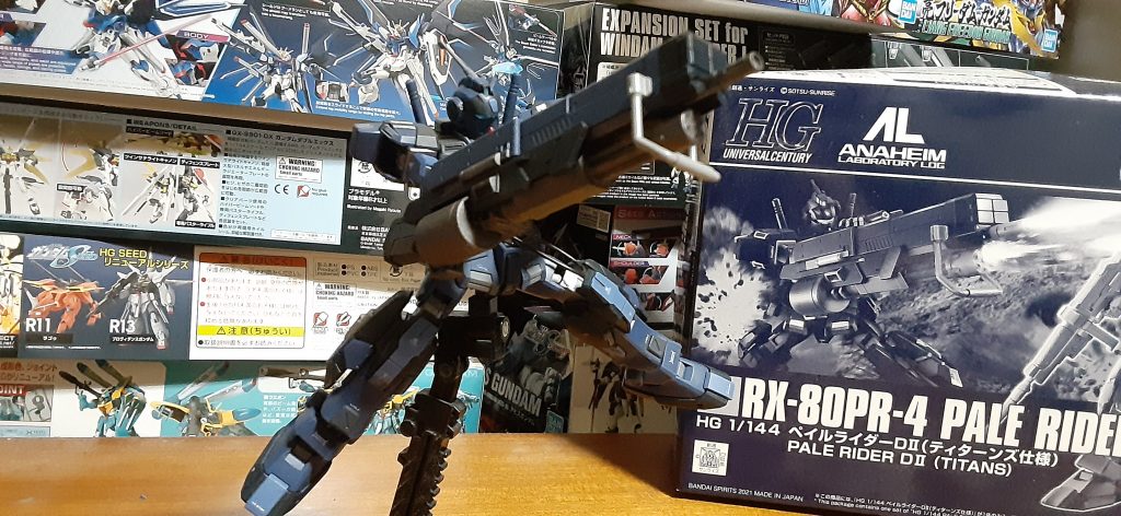 おまちかねシェキナー、まず重い‼️腕や肩は耐えるけど倒れるwww しかもケーブルが邪魔になってあまり右側に回せない…けどこの写真構図上手くいってる(と思う)あと脚部内側のふくらはぎの前面スラスターは彫りが浅かったのでビルダーツパーツでディテール変更してます。