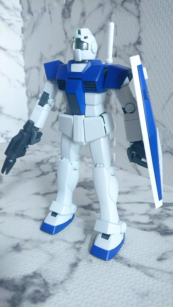 初めにティターンズブルー１で塗装してみたら、あまりにもモノトーン過ぎたのでMSブルーに変更しました。 