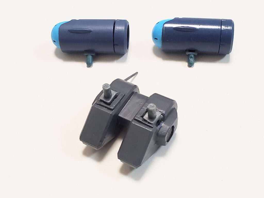 今回一番悩んだのはバックパックの接続方法💡百式パックを削りポリキャップをはめ込みました🎵このポリキャップにより、側面にも推進装置が付けられて水中巡行型を演出する事が出来ました👍