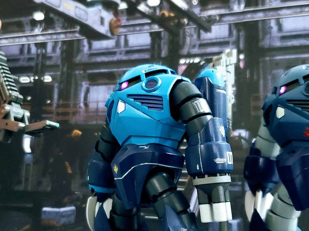 『ナーガⅢ』はフラナガン・ブーン大尉指揮のもと多くの戦果を挙げてきた❗そしてブーン大尉に最新鋭試作機ズゴックG型が配備された😊✨この機体は海中より敵陣に侵入し、装備した高火力を誇る600㎜カノン砲でロングレンジ攻撃を加える奇襲型の機体である😔✨左腕には他の派生機でも採用された4連ミサイルランチャーも装備している👍宇宙世紀0079年10月、『ナーガⅢ』に奇襲作戦の任務が下る❕本作戦はニューヤークのガウ一個師団と共にオデッサに進行する連邦軍を足止めするため、補給拠点の1つ西ヨーロッパ最南端『ラゴスベース』を奇襲し壊滅させる作戦である😔✨また諜報部の調査によれば『ラゴスベース』にはオデッサ攻略に参加するため就航した例の『木馬』と同型艦が停泊しているとの事❗これの撃沈も盛り込まれたミッションである🎵