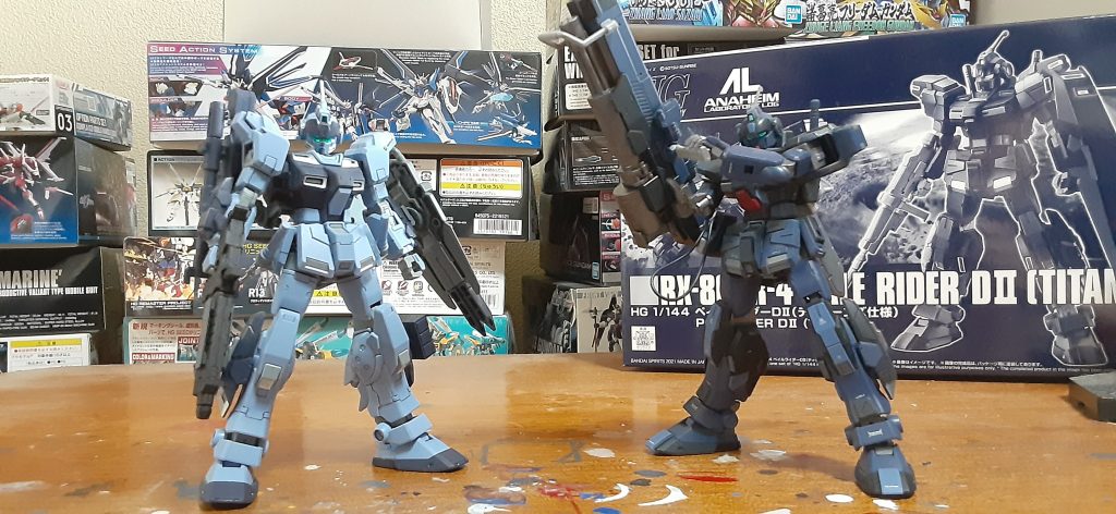 受付始まってもすぐに売り切れるからまだ二体…実はこのDⅡもタイミング悪くプレバンで買えず、中古ショップで定価プラス送料と手数料込みぐらいの値段のを入手。比較したら同じ部分が二の腕、太ももと後頭部、あとふくらはぎの外側スラスターパックぐらいであとは造形変わってました‼️