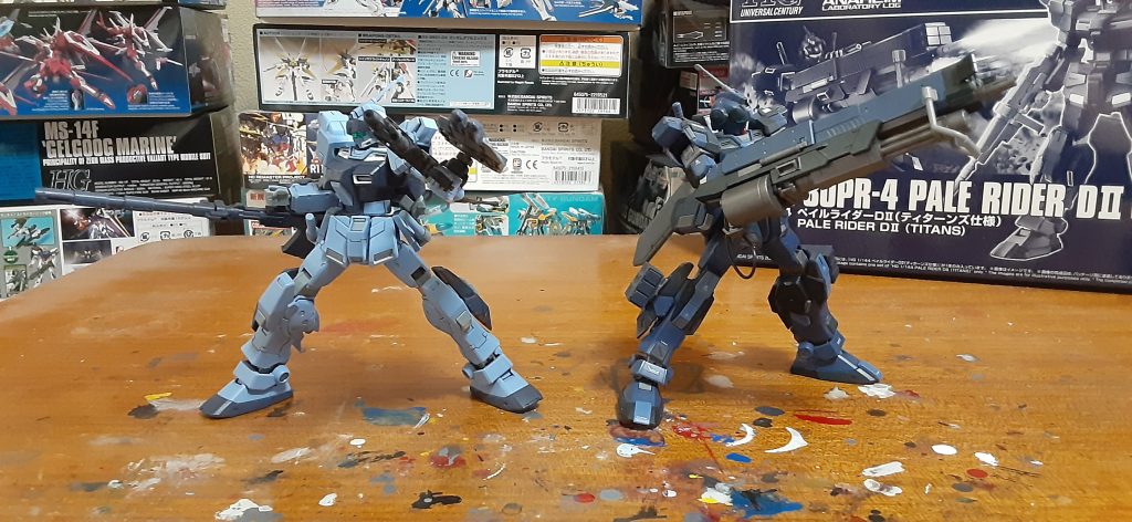 設定的に別機体だからあり得る?ツーショット。このDⅡ余剰パーツが凄くて、多分脚はまんま隣の元ペイルライダーにできそうwキャバルリーのプロペラントタンク合わせ目消して塗装して付けました🎵