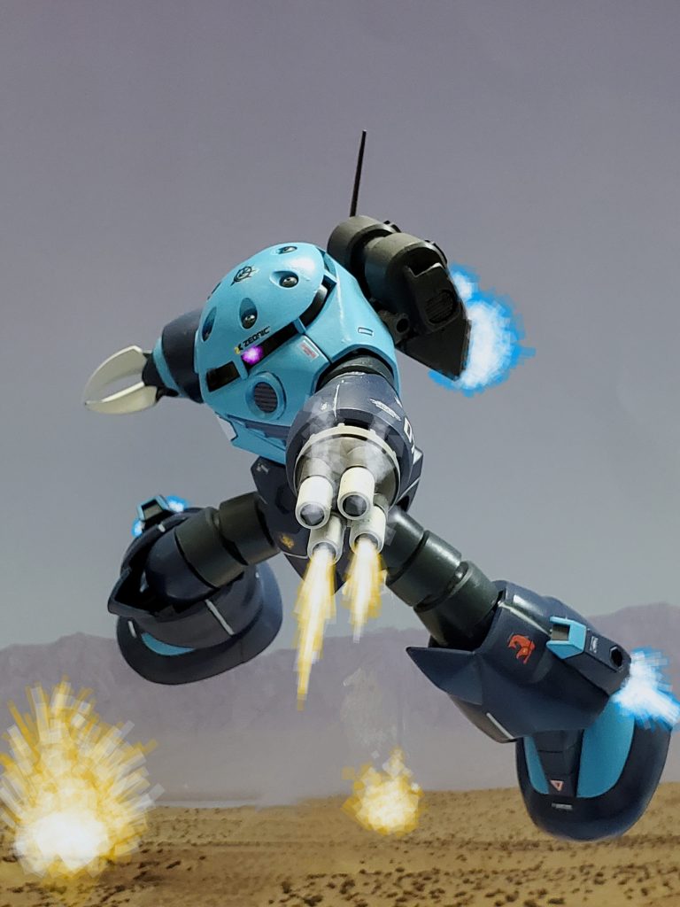 カノン砲の奇襲攻撃は成功し、作戦は第二フェイズに移行~🎵高度て待機していたガウ一個師団からザク部隊が降下🪂基地の殲滅に入る👍ブーン大尉のズゴックG型は、打ち終わったカノン砲もパージしノーマル仕様でベースエリアに侵入する👍左腕の4連ミサイルランチャーが火を吹きジムタイプを次々に撃破していく🎵