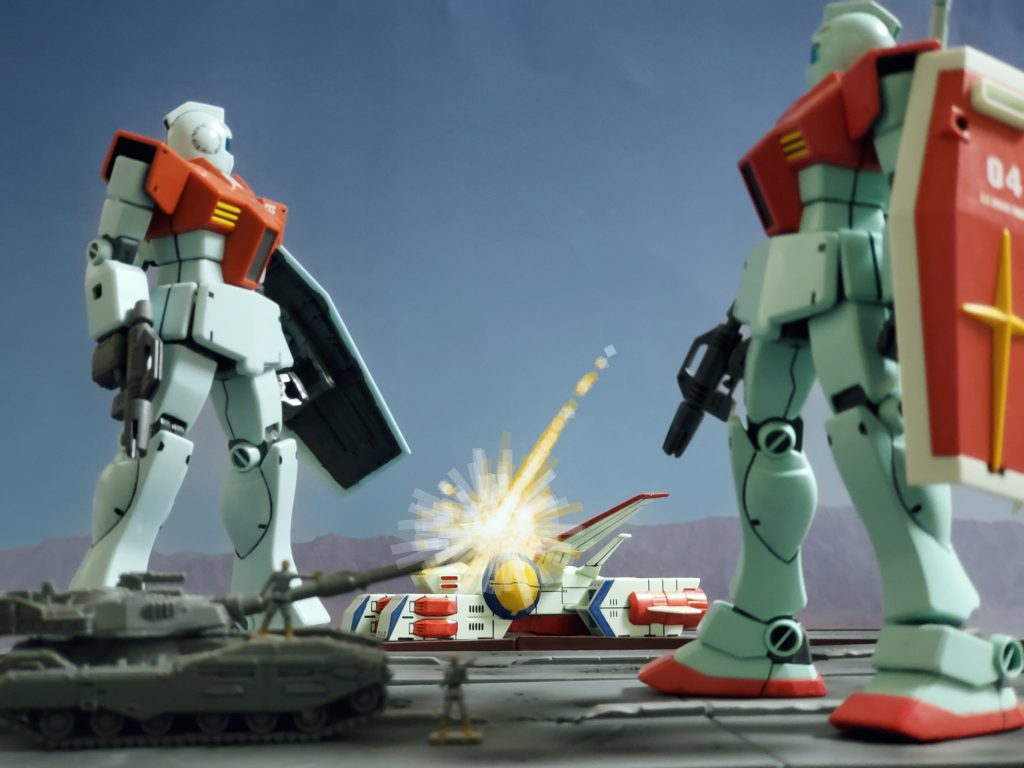 夜が明けようとしている連邦軍補給基地ラゴスベース🌄静かな夜明けを切り裂くように弾頭がブリッジに着弾し一撃で艦橋部を失うペガサス級~👍️✨激しい爆発音と共に慌てふためく連邦部隊~🤭🎶さらに2発目、3発目もベースに着弾しベース内は混乱状態と化している👍️✨