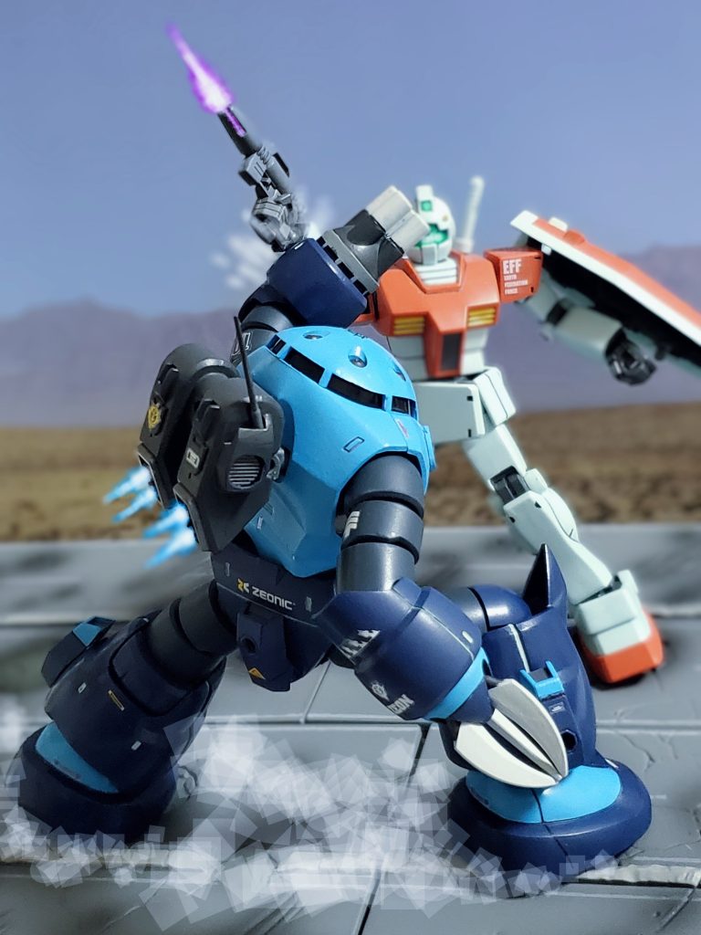 ズゴックG型は陸戦用のバーニアパックと脚部側面に追加されたスラスターバーニアにより、通常のズゴックに比べ機動性が増している😎✨エース級のブーン大尉によってその性能は遺憾なく発揮されている🎵素早くジムの懐に飛び込みスプレーガンを持つ右腕を跳ね上げるズゴックG型🤩✨