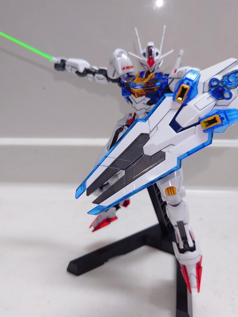 今回はＨＧのクリアなので色の足りない所を筆で部分塗装とスミ入れして、光沢トップコートで仕上げました！