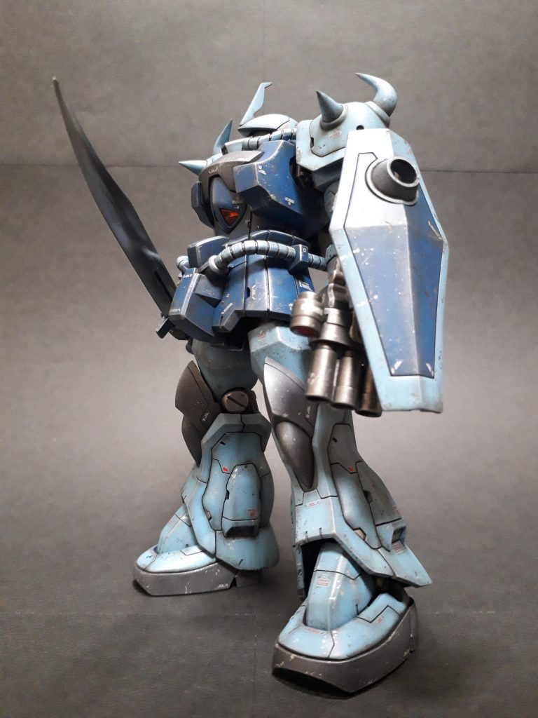 今回、ウェザリングするときの課題が浮き上がった。マルチブラックでフィルタリングしたが、デカールを貼ってある部分は下の色が思いのほかしっかりわかってしまう。厚みによる段差やシルバリングも気にはなるが、根本的な解消方法がわからん、、、精進。あとは陸戦型ガンダムが手に入れば、、、、。閲覧ありがとうございました。