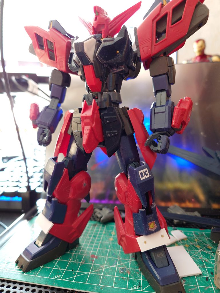 製作途中。私がよくやる、胴体三枚おろしで3つのブロックに分け、貼り付けています。顔がないのは後ハメ加工したため。