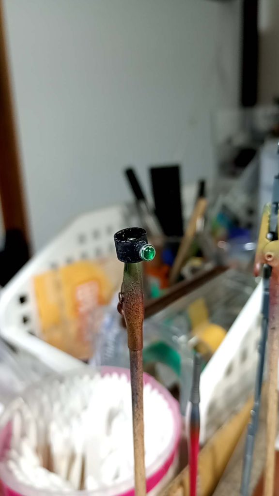 モノアイ部分。・プラパイプにランナーの切れ端を接着・つや消し黒で塗装（実際はガンダムマーカーブラック→つや消し）・HiQPARTSのジョイントカバー２　3.5mmを接着、内側の◯の中をメタリックグリーンで塗装・乾燥後、レジン緑色をのせて固める・ジョイントカバー２全体にレジン緑色をのせて固めるできあがり。光の入り方で目が光ってるように見えます。使用した塗料・ガンダムマーカーMSVダークイエローMSVレッドブラウンMSVブラウングリーンMSVダークグリーンガンダムブラッククリアーつや消しガンダムメッキシルバーガンダムメタブルーガンダムメタグリーン・リアルタッチマーカーブラウン１グレー３グリーン１レッド１ブルー１・ミスターホビーマーカー焼鉄色ガンメタリックシルバー