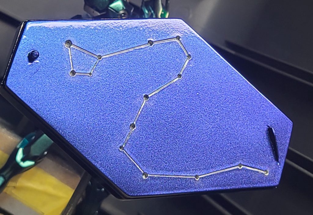 あんまり美しくできませんでしたが、夜空に輝く竜座をイメージした台座も用意しました。