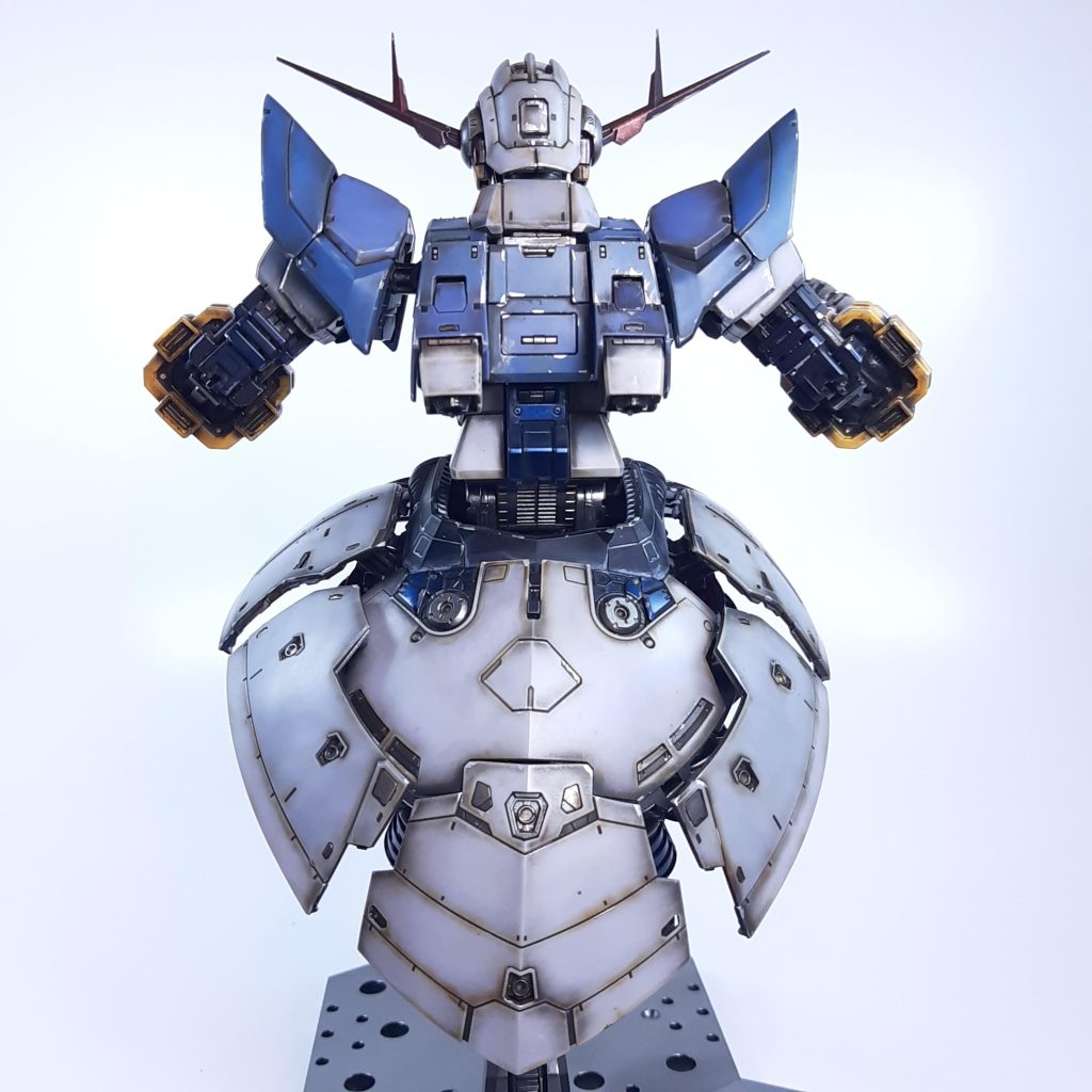 後ろのスカート部分のウェザリング個人的にはうまくいった気がします。なんか、顔に見える。