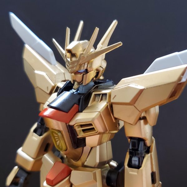 アカツキガンダムの新型開発中④です！機体名をアカツキ改(アカツキカスタム)にしました！ついに本体装甲にヤタノカガミを展開させました！いやぁ、元のメッキ塗装より自分の想像通りの塗装が出来たと思いますwサイドアーマーの代わりに、オオワシ装備から73F式改高エネルギービーム砲を移設しました！なんか一気にストフリ感が出ましたねw(雑な部分ありますが大目に見てやってくださいw)（4枚目）