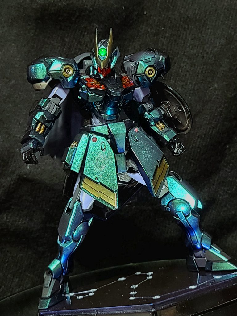 まるで超合金のようなメタリック感が面白いですねぇ。メインカラーはガイアノーツさんの「プリズムメタリックターコイズライトグリーン」です(うーん、長い!😅)!台座には竜座をあしらいました。