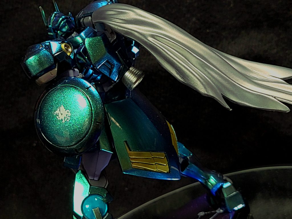 バックショット。使用するシーンがあるかは不明ですが、マントの下には大きめのバーニアが一基、付いています(笑)。盾はシンプルに。プレーンなデザインにして、磨いてヌルテカにしました。