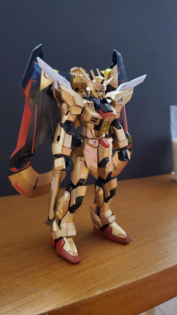 開発経緯②:そこでモルゲンレーテ社により、破損したアカツキの改修がおこなわれた。当初はアカツキの予備パーツにヤタノカガミを再装備させるプランであった。しかし、敵機側の技術の向上により、本機の優位性はなくなりつつあった。そこで、ストライクフリーダム弐式、インフィニットジャスティス弐式の予備パーツを使用し改修されることとなった。