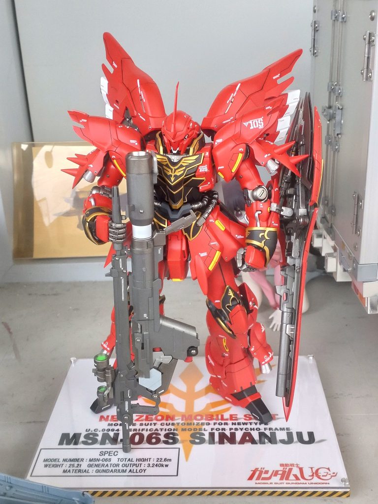 近くの模型店に飾らせていただきました。台座も100均の物を使用して作成しました。