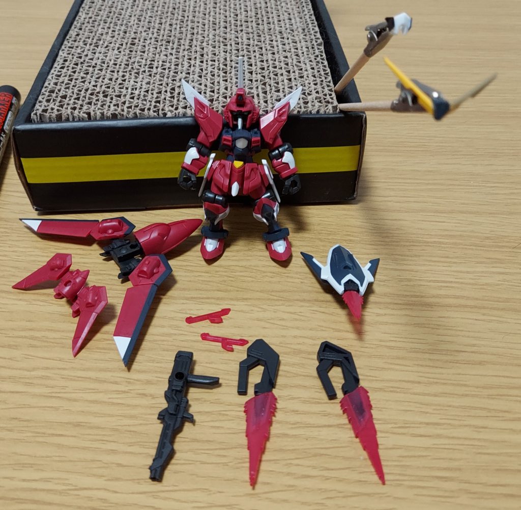 アンテナ半分とマスクの微妙なとこ塗ってから「塗る前撮ってねぇ！」と思い出してパシャリ。