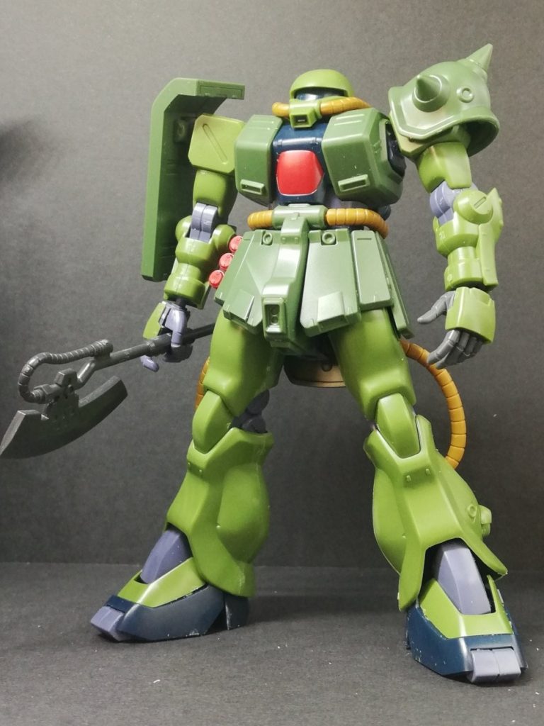 3年前のパチ組状態。ヒートホークは1/100のMGザクのものですが・・・。マシンガンよりもヒートホークでかいほうがバーニィぽくない?と思ったので。このときは。バランスが独特なので他と並べると座りがわるいですが、決してカッコ悪いわけじゃないんですよ?