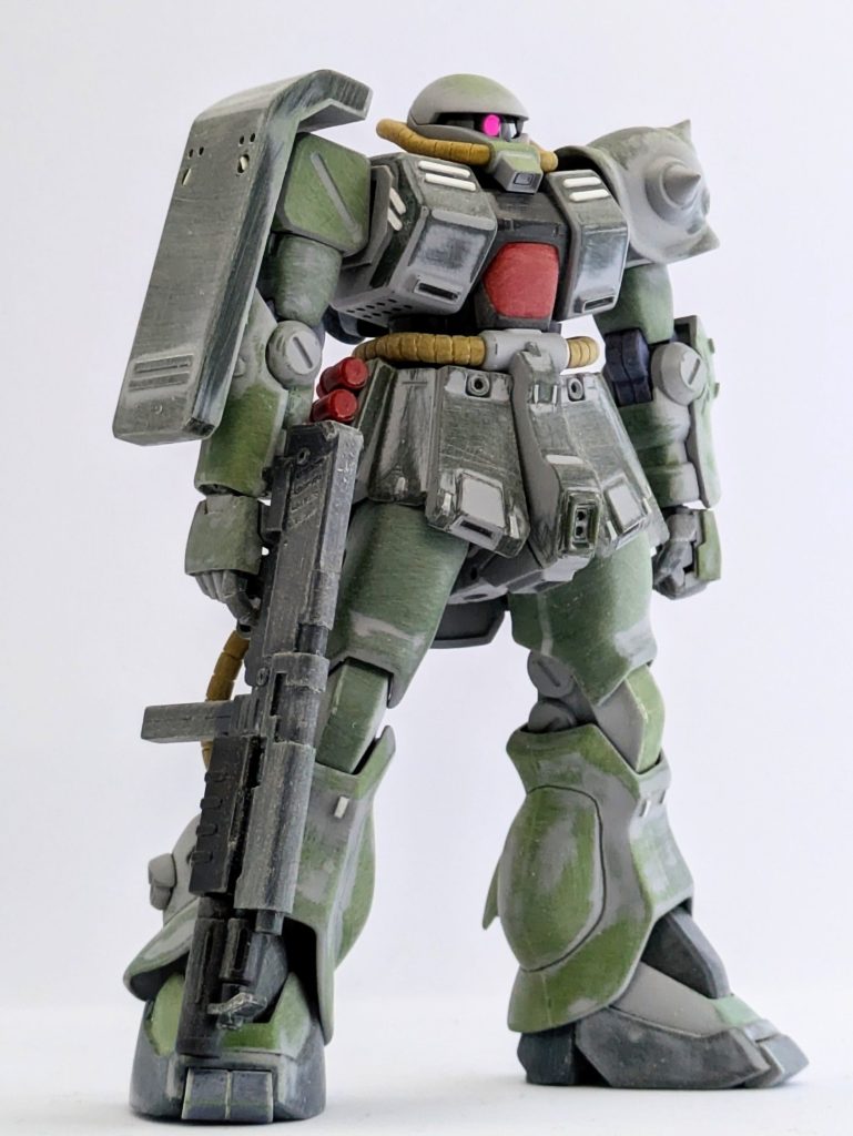 前腕の籠手部分を切り出してプラ板貼ってボリュームアップしたのち再接着。肘関節のパーツを詰めて二の腕と肘の隙間を減らします。たぶん他にもこまごまやってますが大まかにはこんな感じで。