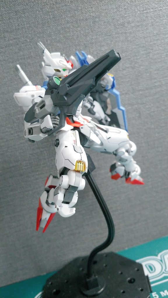 とはいえ同じポーズなのに角度を変えるだけでこのダサさ。見せ方含めて、やはりパッケージポーズは神