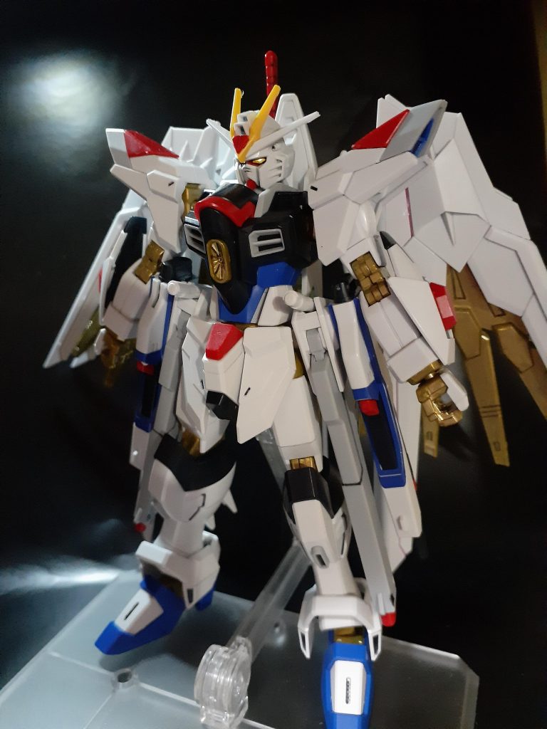 まずは、マイティーストライクフリーダムガンダムです。いつもの処理に加えて、部分塗装は腕関節、脚関節、拳、胸部、プラウドディフェンダー翼をメタリックゴールドマーカーで塗っています。