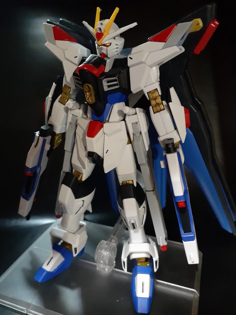 次にストライクフリーダムガンダム弐式です。マイティーの本体にHGCEストライクフリーダムのドラグーンを無改造で装着し、初めてミキシング機体を組みました。ドラグーンはSEEDダークブルーマーカーで塗っています。