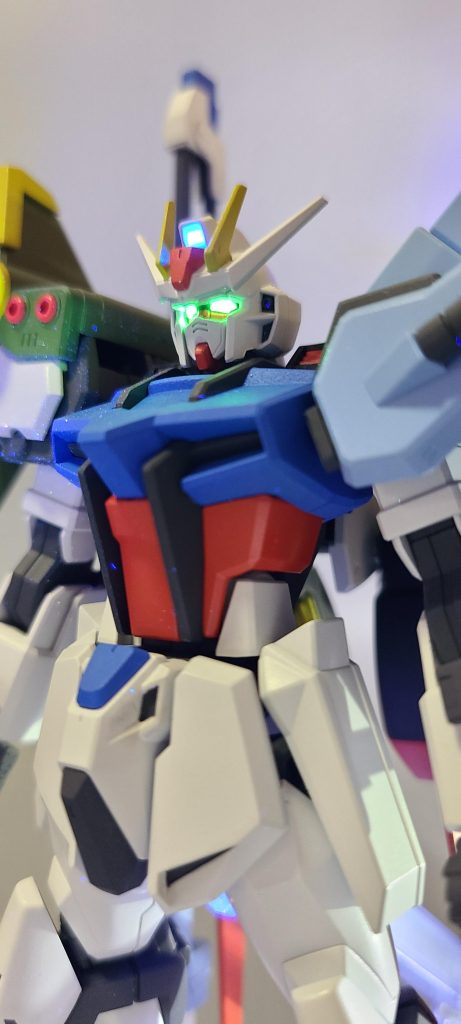 今回もブラックライトで光ります。眩しい