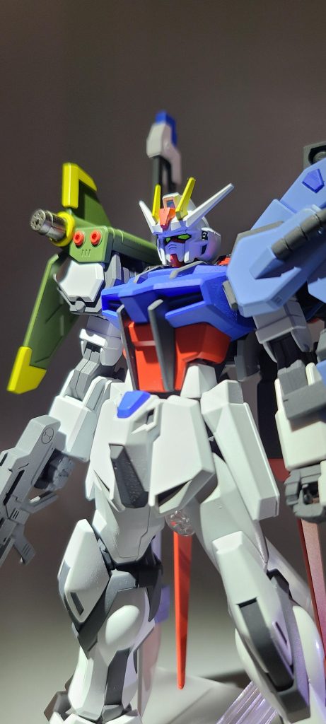 合わせ目処理について、ストライクボディ上部、脹脛に合わせ目あり。段落ち処理で対応。ビームライフルは普通に消しました。エールほぼ全部に合わせ目出ます。追加バッテリー、肩の上の赤パーツ、スラスターの羽は後ハメ加工しました。後は普通に消しました。ソード肩アーマー、ブーメラン、ソード、バックパックに合わせ目出ます。ブーメランは後ハメ加工。肩アーマー、ソードの一部は段落ち処理で対応。ランチャーランチャー本体、保持アームに合わせ目出ます。普通に消しました。