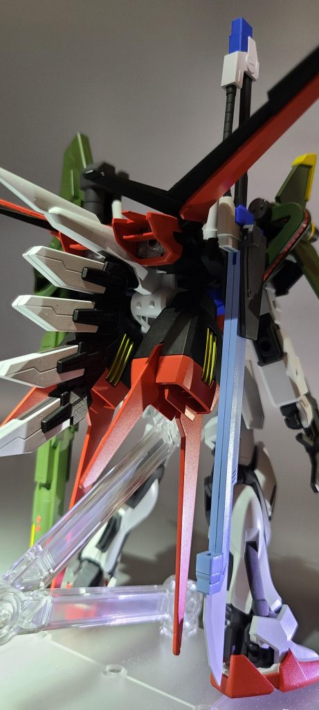 後ろが重すぎて自立できません。また、個体差かもしれませんがエールがストライク本体からかなり外れやすいです。