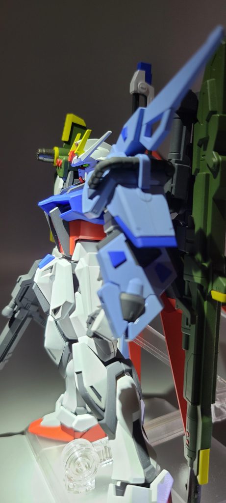 EGのcジョイントは耐久性がないのでポーズつけるのが怖くて…ソードやランチャーなど持たせると関節すぐプラプラになりそうで怖いです。cジョイントは補強も難しいので立ち姿で飾っときます。