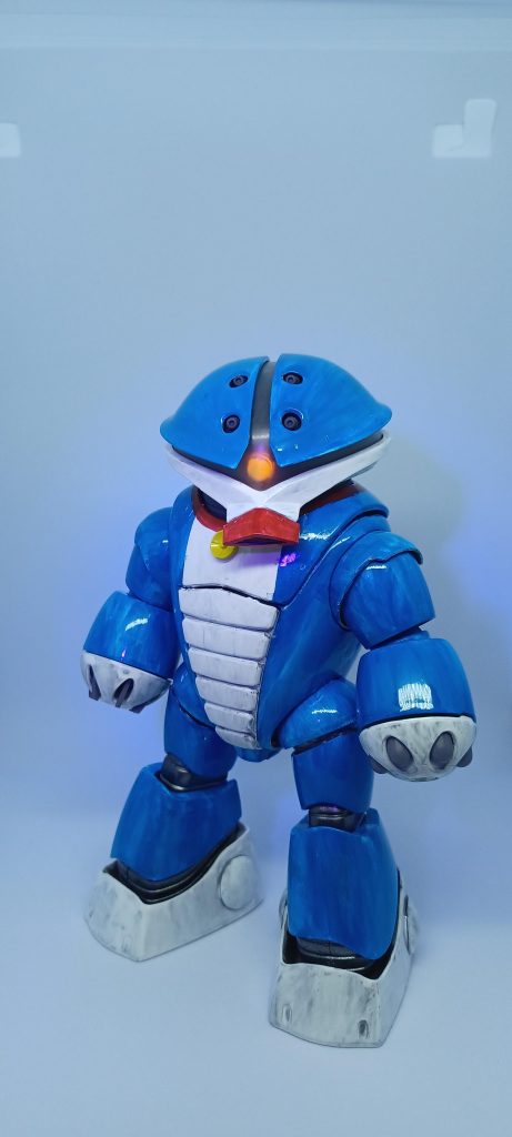 モノアイには蛍光レッドを塗りブラックライトで光ります。