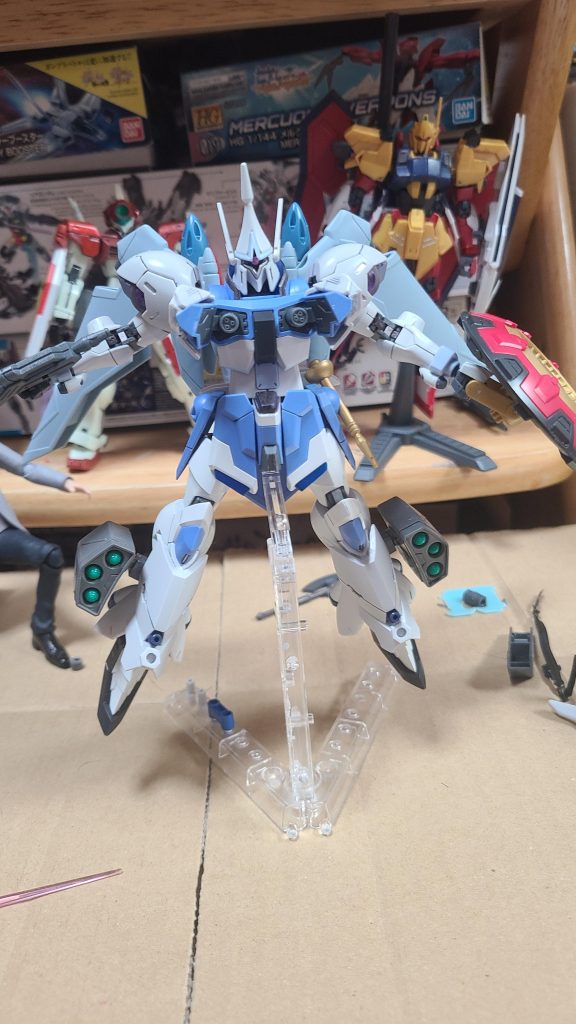 脚部のミカエリスのスラスター?がついてるところは3㍉ジョイントなので、こういう風に過去作のGM/Rから引っ張ってきたジンのミサイルを付けたりも……。まぁ、可能性は無限大ですね。