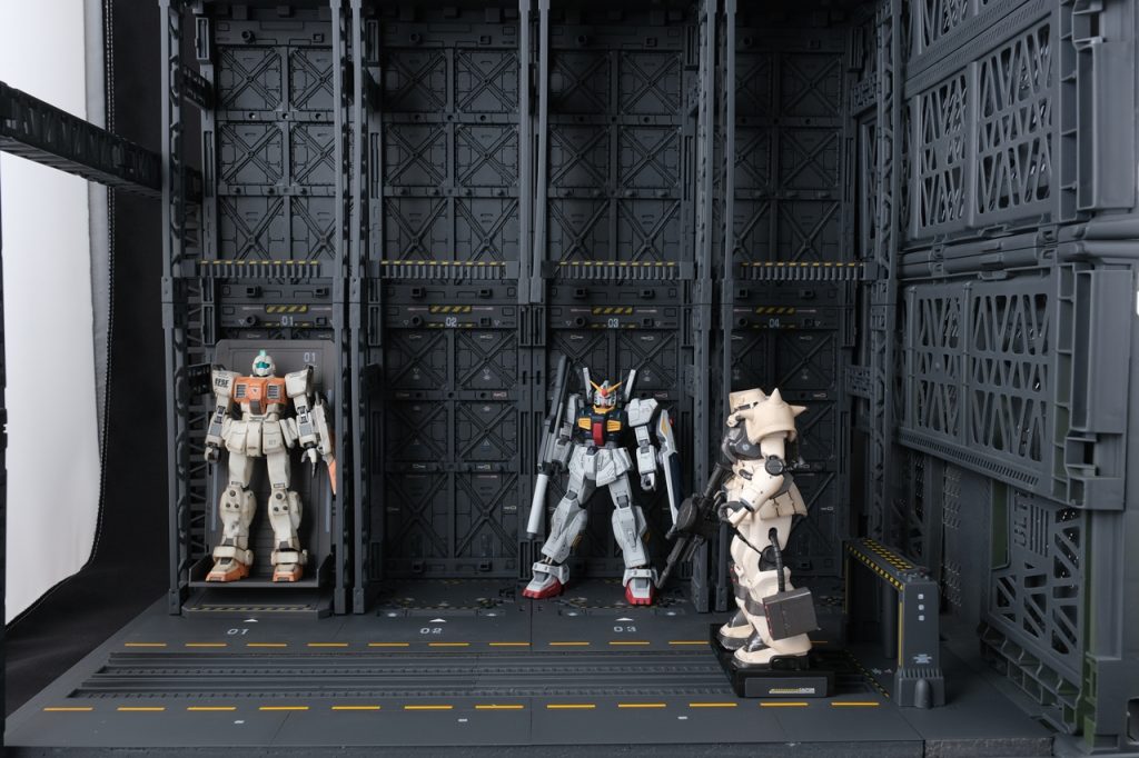 モビルスーツを配置してみました。天井が高く3体が小さく見えますが、見上げる角度で撮ることもあるため壁は高く作りました。