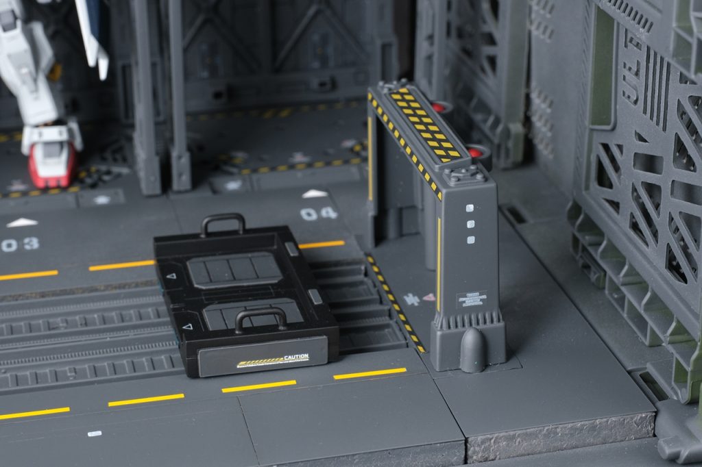 カタパルト台。電車のおもちゃを分解して、プラ棒やプラ板を組み合わせて台を作りました。ゲートみたいなものは、車両基地のおもちゃの部品でした。塗装とシールでそれなりにイイ感じに見えます。