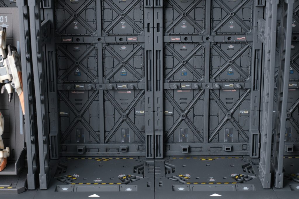 奥の壁は100均のディスプレイベースです。シールも別売りのオプションパーツです。