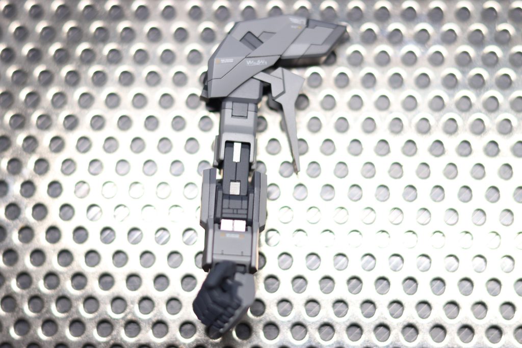 スジボリと塗り分け 、下腕プラバンでメカっぽく?ディテールアップ