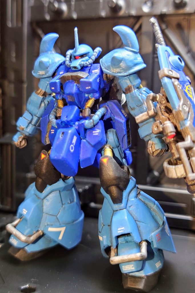 カスタムといっても、やったのは肩のアーマーと足まわり製作くらいです😅。特に肩のアーマーは、パテを使って1から製作するという、個人的にほぼ初めての作業でしたので、中々上手くいかなかったです。完成品をよく見るとやはり形が歪んでいたりしてますが、まぁ個人的に頑張ったと思います(笑)