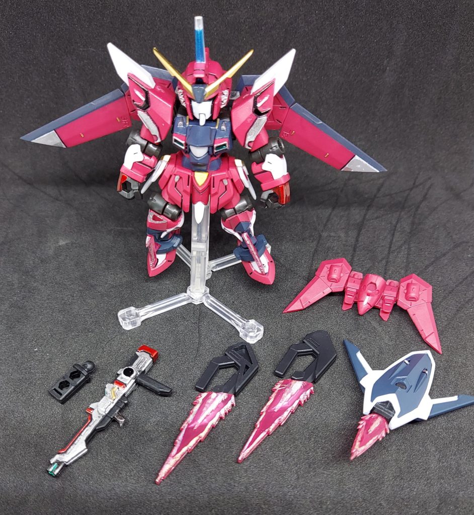 ビームライフルが成形色真っ黒だったので、黒いとこはそのままにしつつ残りを塗り塗りしました。結構気に入ってます。ビームエフェクトもお手軽に塗った割に良い感じになったかな、と。ちっちゃい羽はめんどかったんで手付かずです。