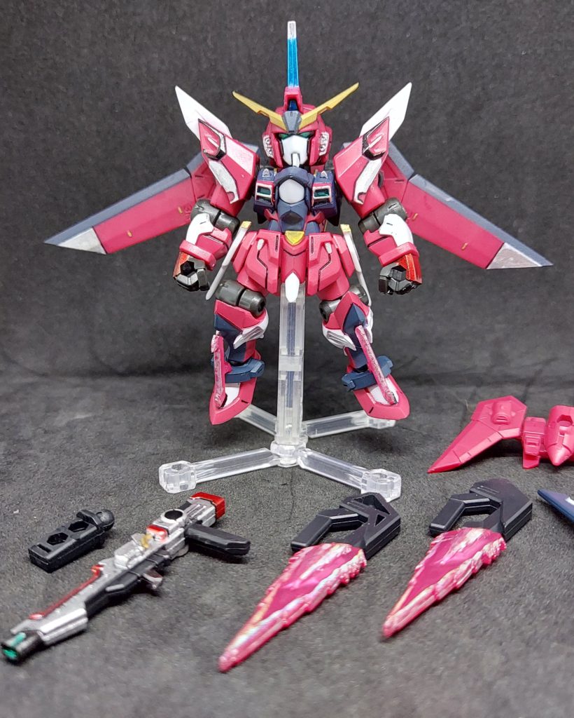 カメラアイも銀で下地塗った後メタグリーン塗ったんですが、あんまし目立ちませんねー。まぁやらんよりは！ってことで。トサカはイモジャは本来白無地ですけど、なんか寂しいのでジャスティス伝統の色を入れました。