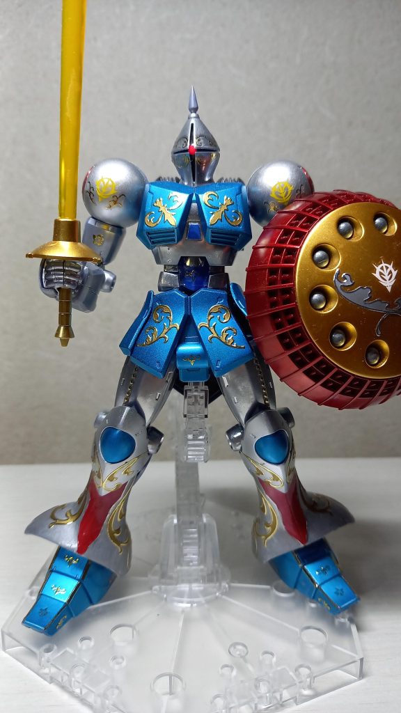 ほぼ全身像です。色はガンダムマーカーの以下メッキシルバー(頭部、腰回り、腕、手、脚部)シャインシルバー+ホロシルバー(肩、膝まわり)ホワイトゴールド(シールド、サーベル持ち手)ロイヤルメタレッド(シールド外周、肩横)コスモメタブルー(胸部、スカート、膝、両足)ブルー(胸部中心、腹部)あとはガイアカラー 蛍光イエロー(ビームサーベル)ガイアカラー 蛍光クリア(シールドミサイル)Mr.カラー 蛍光ピンク(モノアイシール)Mr.カラーアクリジョン メタルブラック(関節、モノアイ回り、スカート裏、バックパック)Mr.カラーアクリジョン レッド(脛)シールガンダムデカールジオン軍ツィマット社用エレガントカットシールネイルアート用シール足はミラージュ系MH(オージェアルスキュルやシュペルター)みたいなのを狙って塗り分けましたがなかなか思うようにいかず(-_-;)