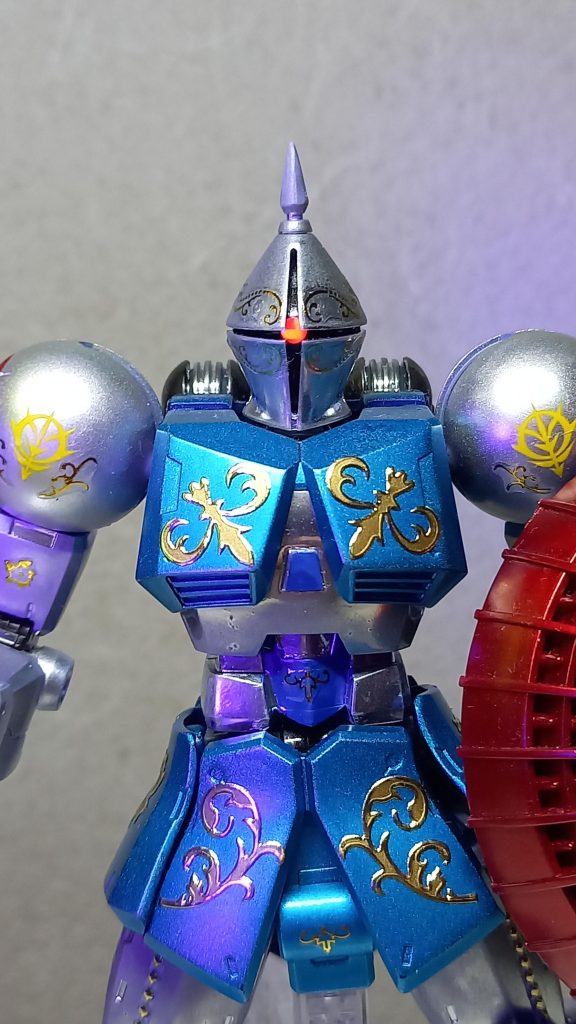 顔にもネイルアートシールで装飾。